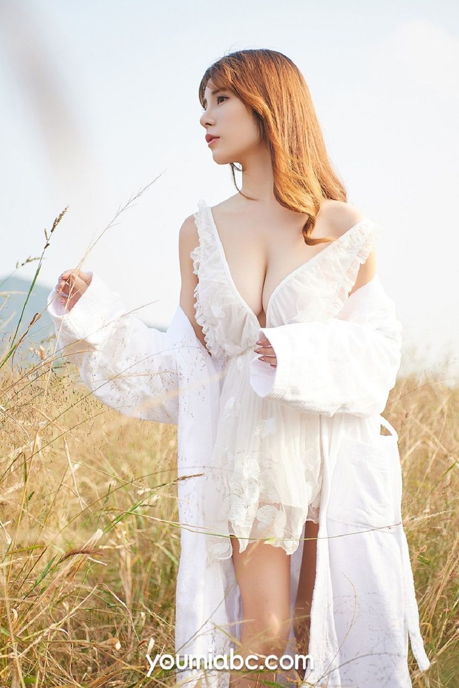 美女模特小语 - 白色吊裙+户外真空主题性感写真