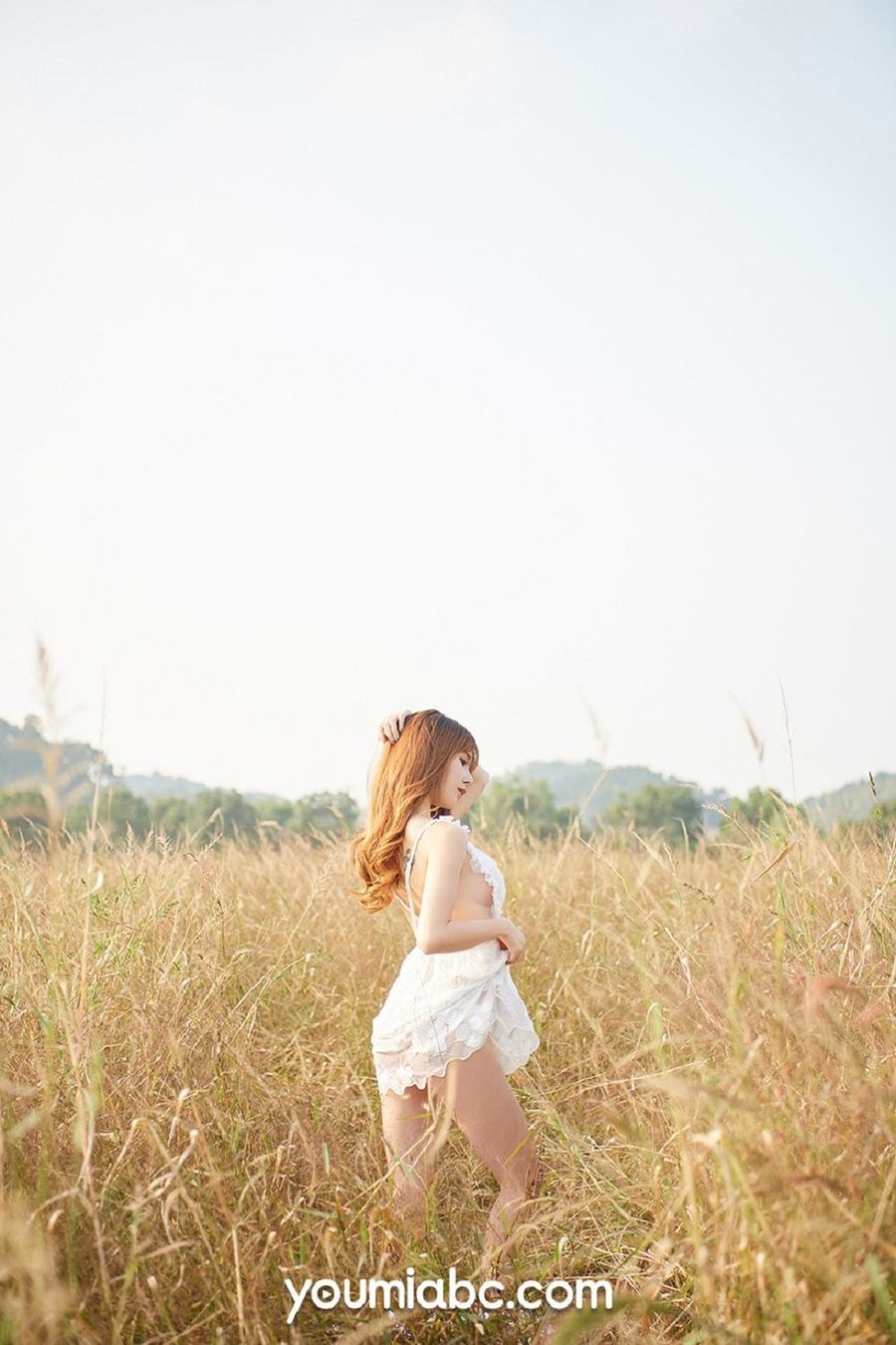 美女模特小语 - 白色吊裙+户外真空主题性感写真