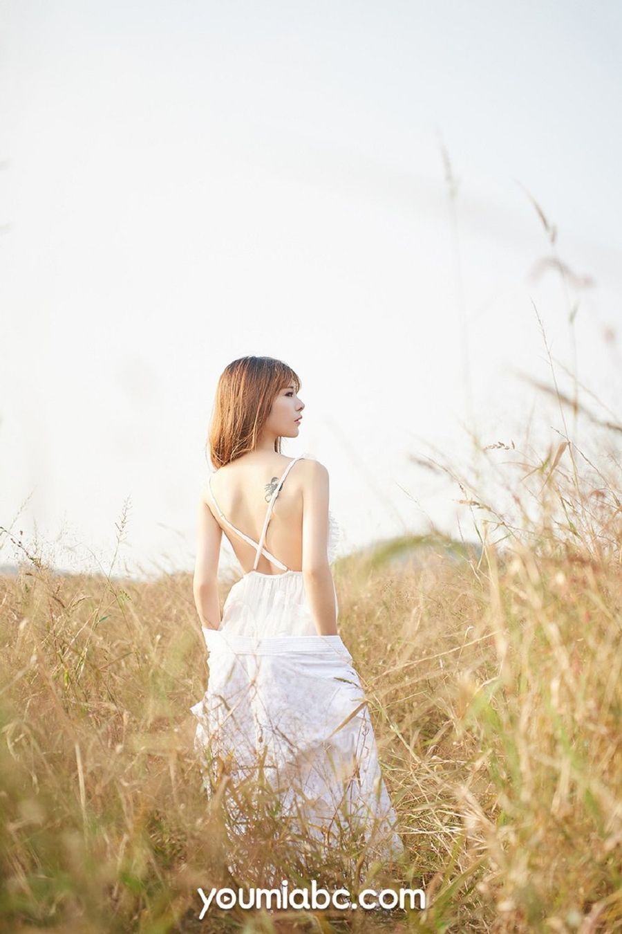 美女模特小语 - 白色吊裙+户外真空主题性感写真