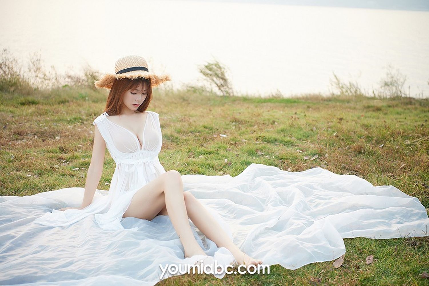 美女嫩模小语 - 白色薄纱裙+透视迷人系列户外写真
