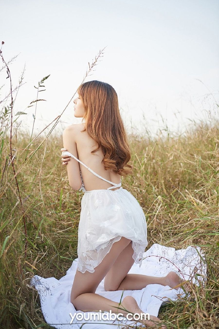 美女模特小语 - 白色吊裙+户外真空主题性感写真