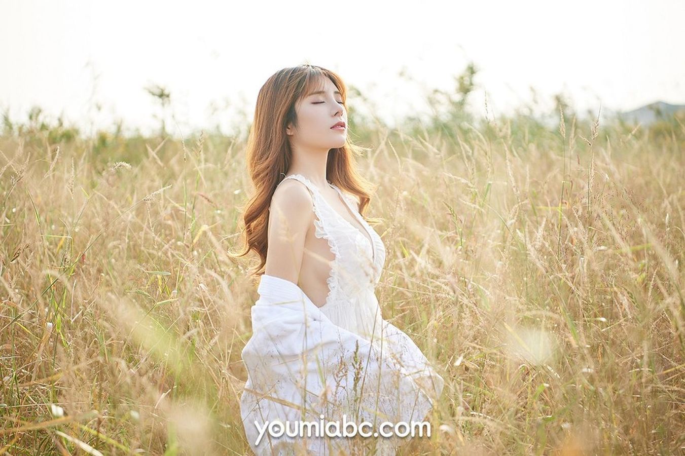 美女模特小语 - 白色吊裙+户外真空主题性感写真