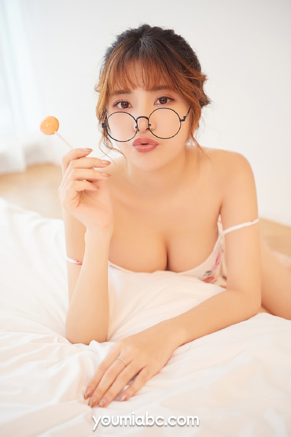 糖果女孩小语 - 碎花吊带裙+丁字裤惹火写真