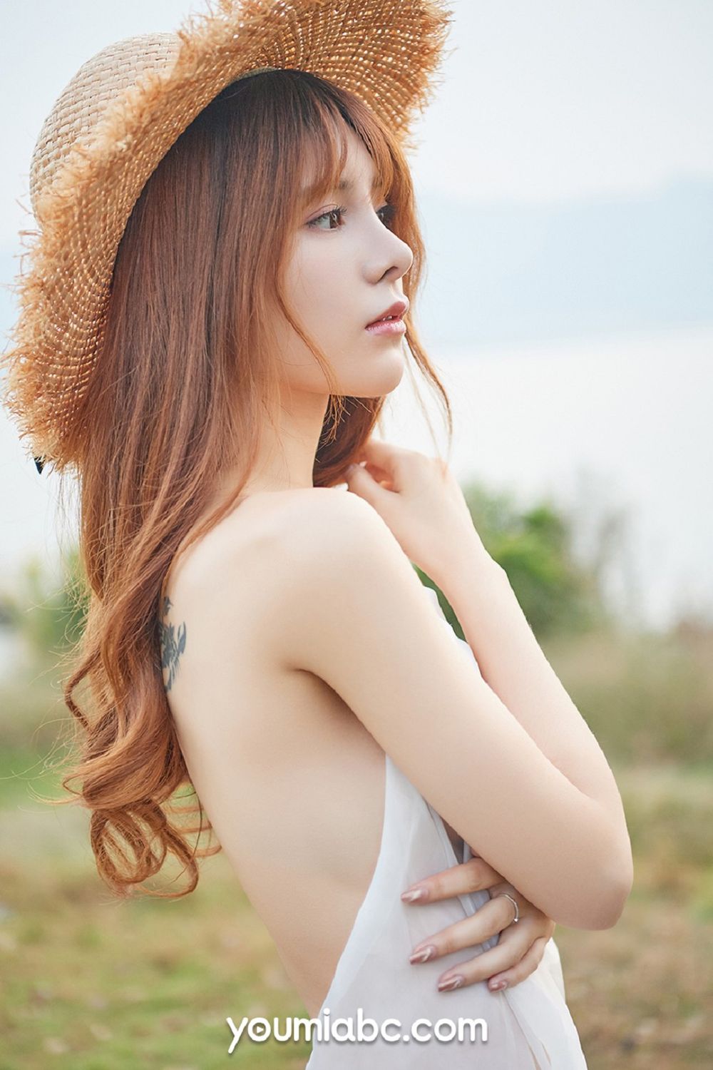 美女嫩模小语 - 白色薄纱裙+透视迷人系列户外写真