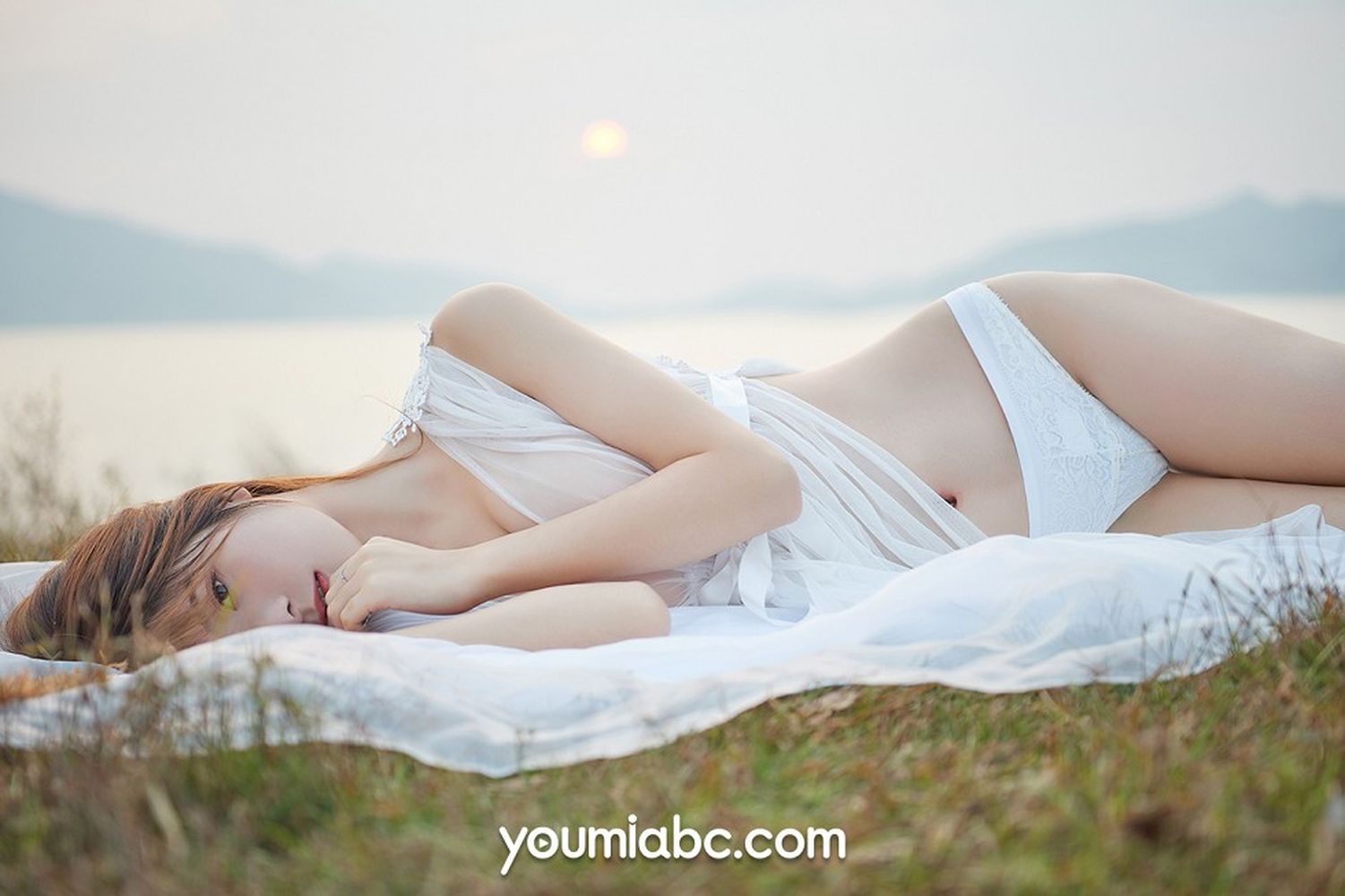 美女嫩模小语 - 白色薄纱裙+透视迷人系列户外写真