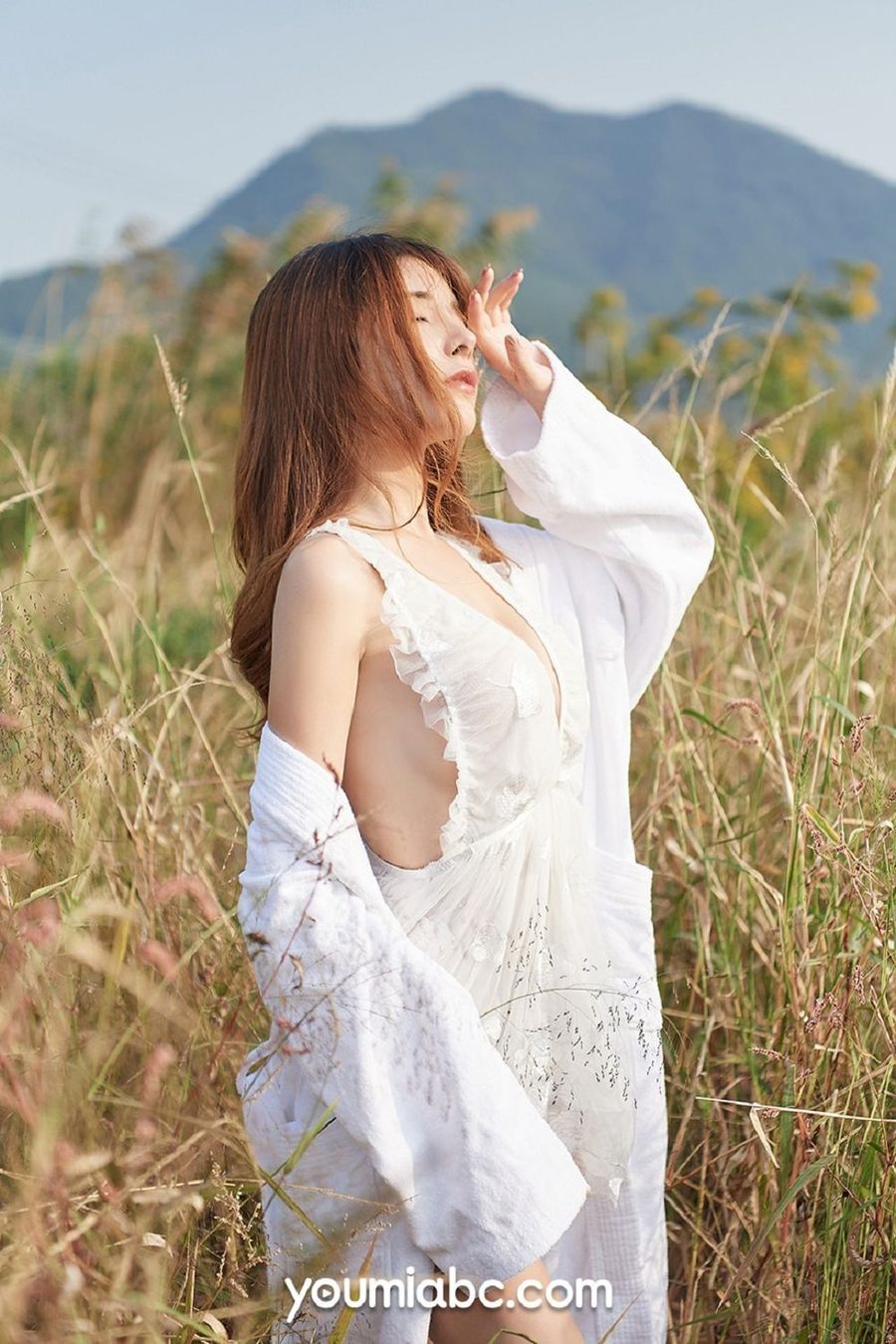 美女模特小语 - 白色吊裙+户外真空主题性感写真
