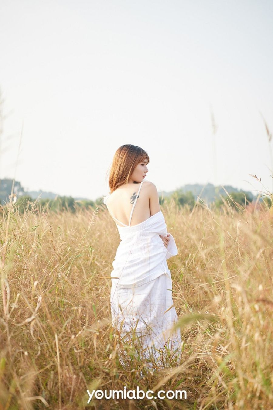 美女模特小语 - 白色吊裙+户外真空主题性感写真