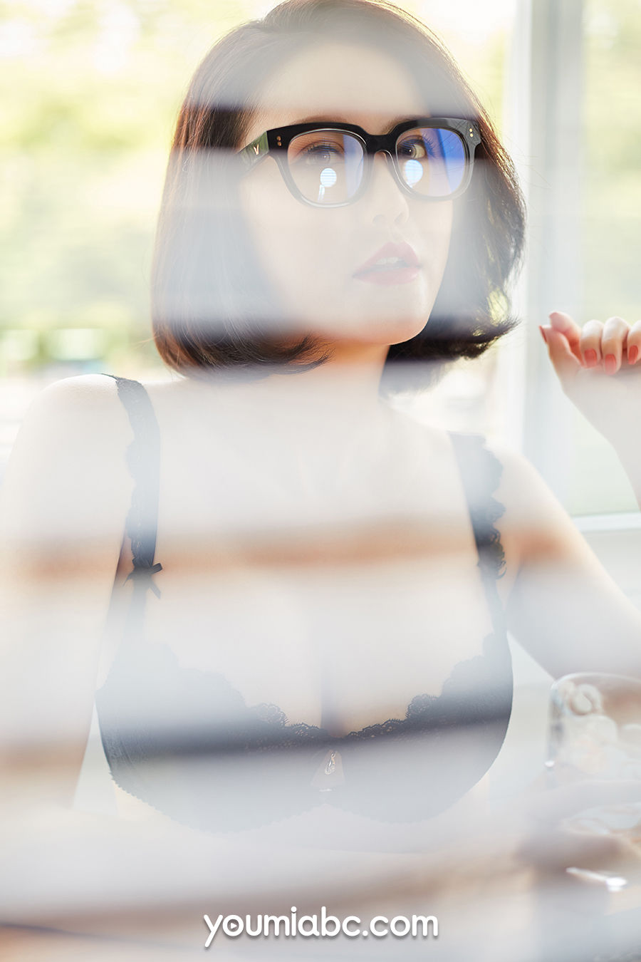 美女模特乔雪 - 蜜臀蜂腰勾魂线条主题写真