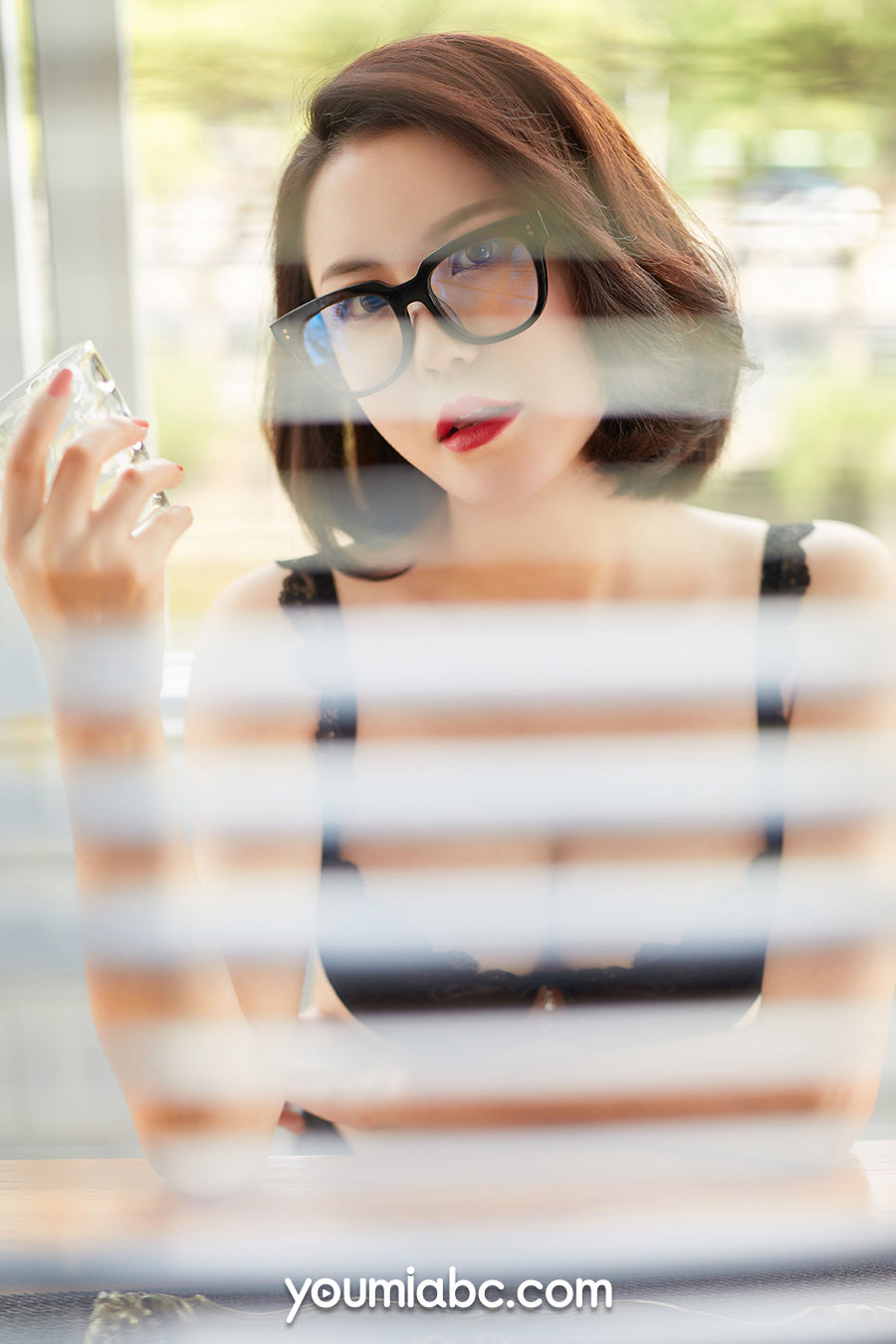 美女模特乔雪 - 蜜臀蜂腰勾魂线条主题写真