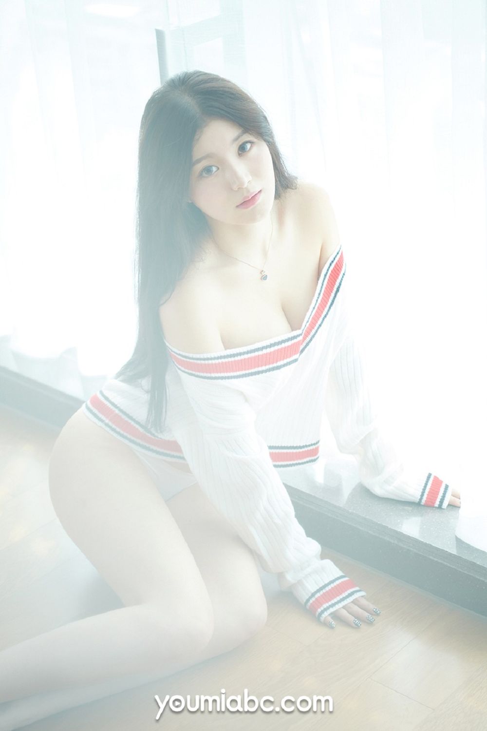 美女模特嫩嫩 - 白色丝袜+朦胧视觉妩媚写真