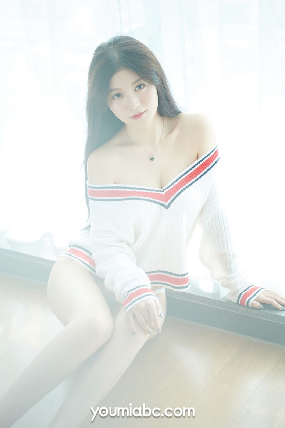 美女模特嫩嫩 - 白色丝袜+朦胧视觉妩媚写真