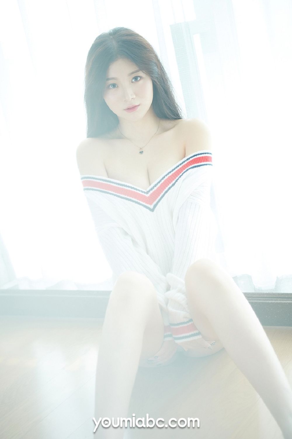 美女模特嫩嫩 - 白色丝袜+朦胧视觉妩媚写真