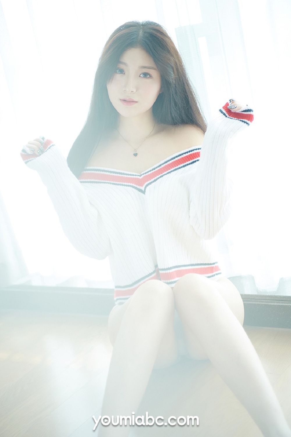 美女模特嫩嫩 - 白色丝袜+朦胧视觉妩媚写真