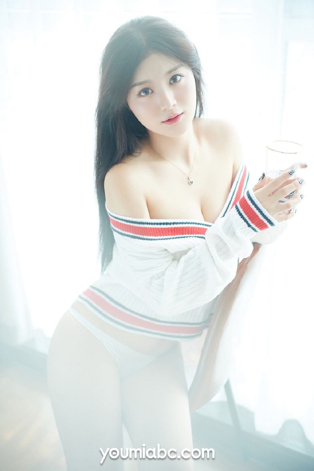 美女模特嫩嫩 - 白色丝袜+朦胧视觉妩媚写真