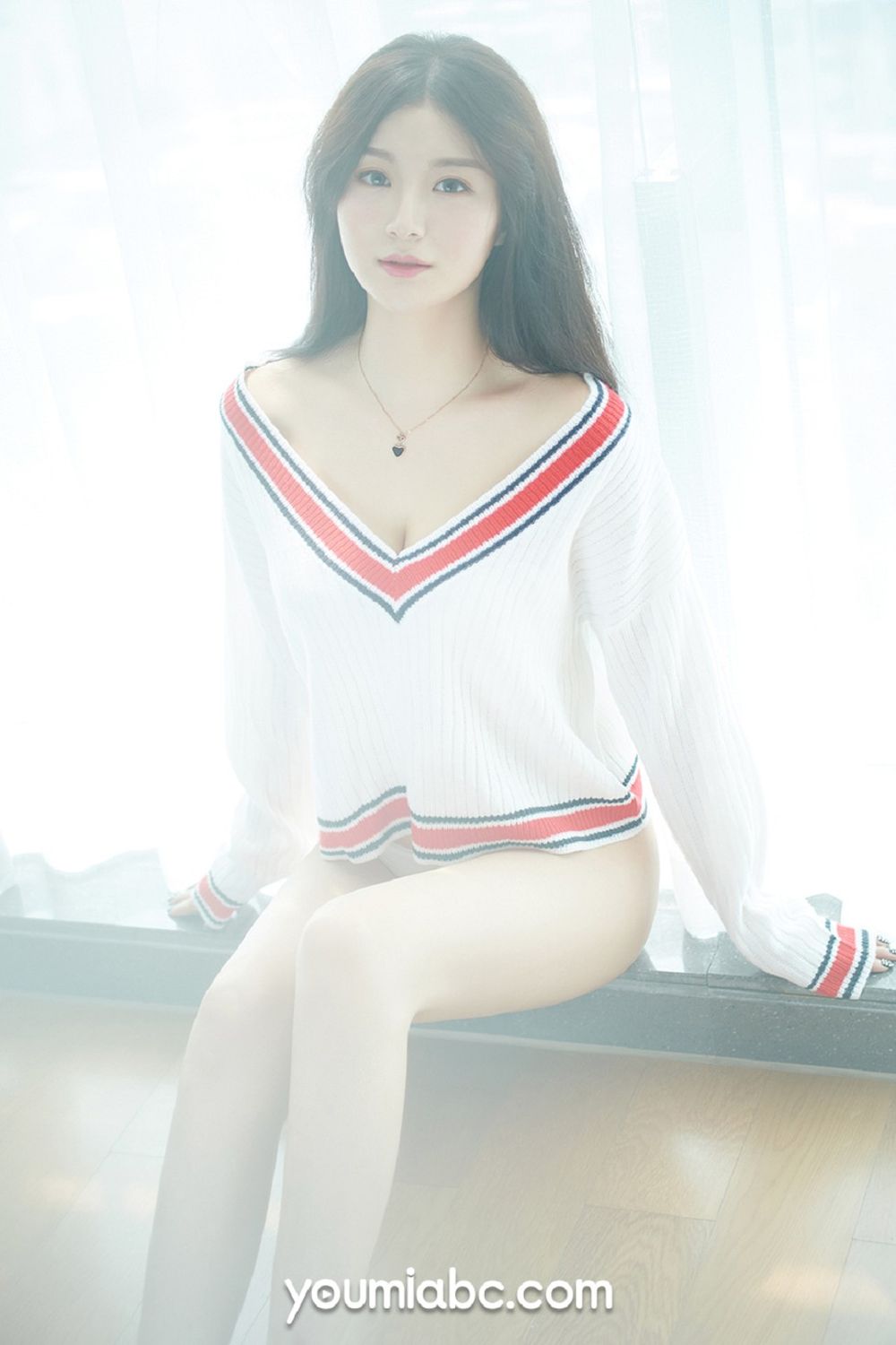 美女模特嫩嫩 - 白色丝袜+朦胧视觉妩媚写真