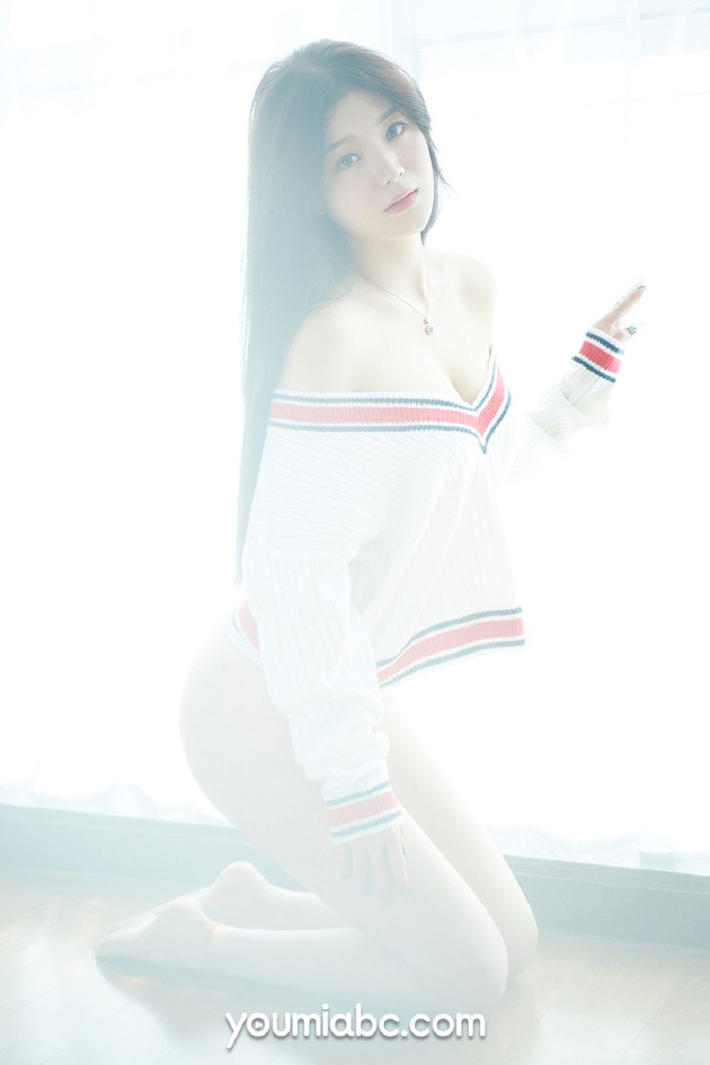 美女模特嫩嫩 - 白色丝袜+朦胧视觉妩媚写真