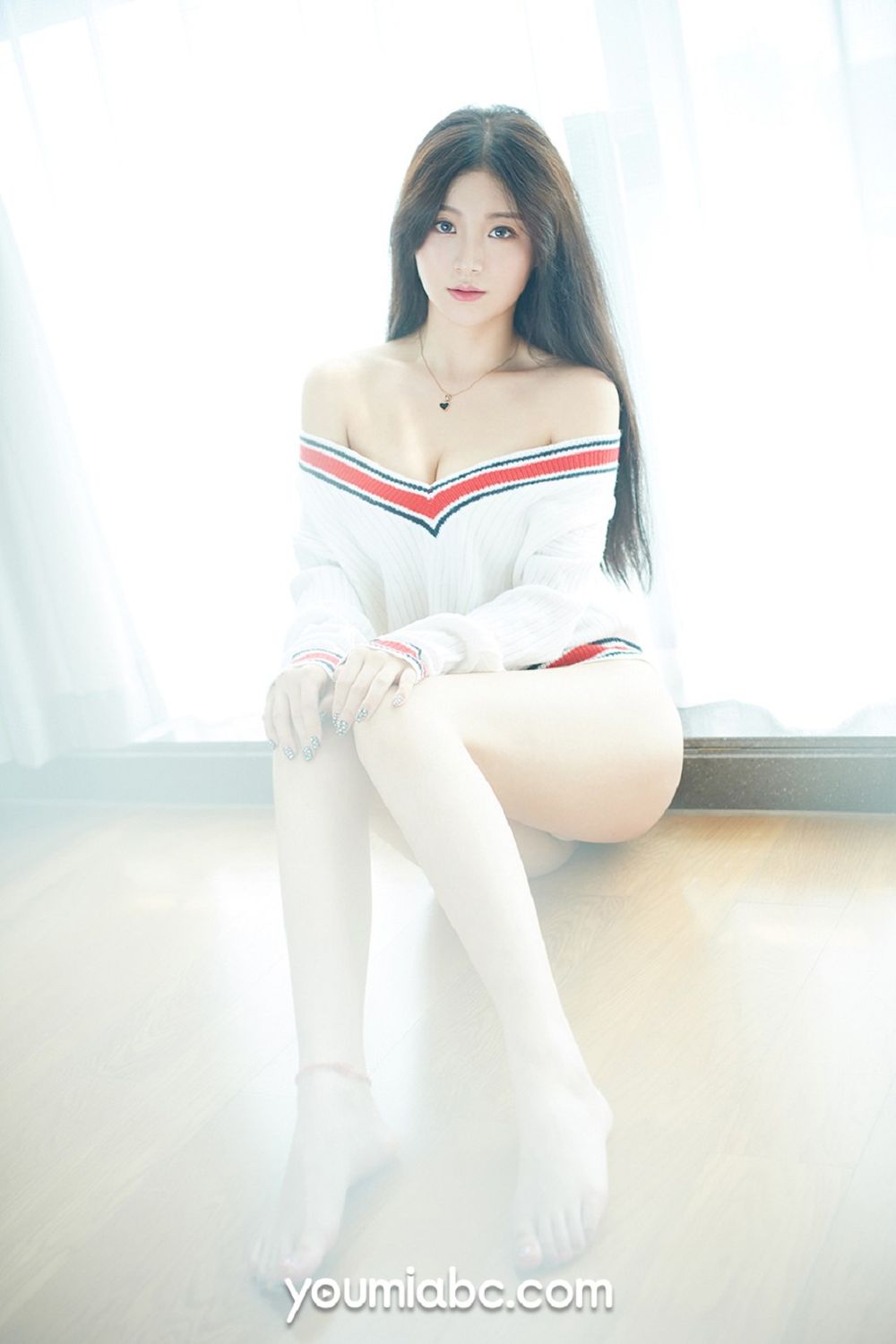 美女模特嫩嫩 - 白色丝袜+朦胧视觉妩媚写真