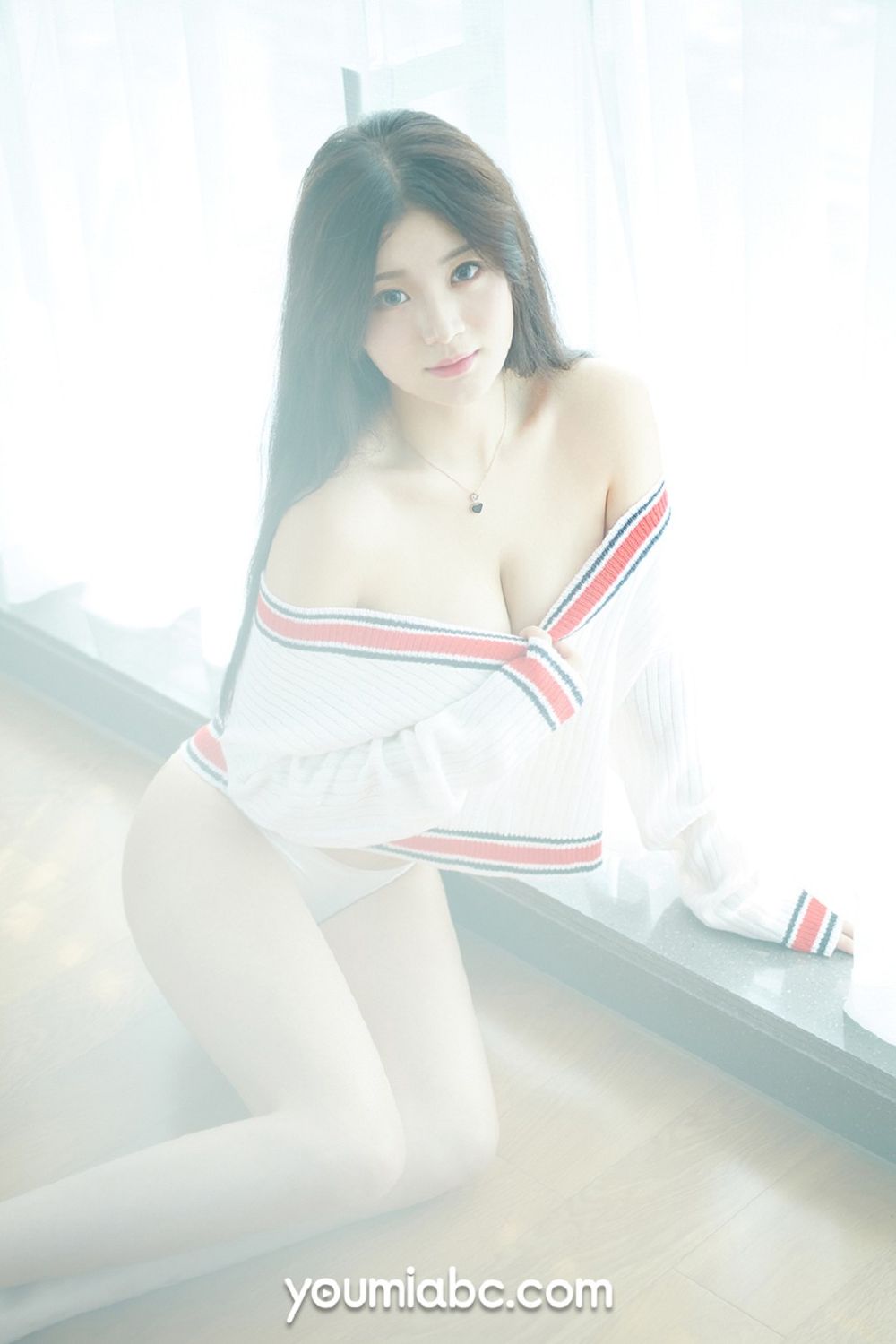 美女模特嫩嫩 - 白色丝袜+朦胧视觉妩媚写真