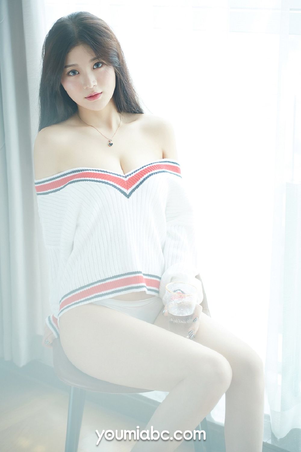 美女模特嫩嫩 - 白色丝袜+朦胧视觉妩媚写真