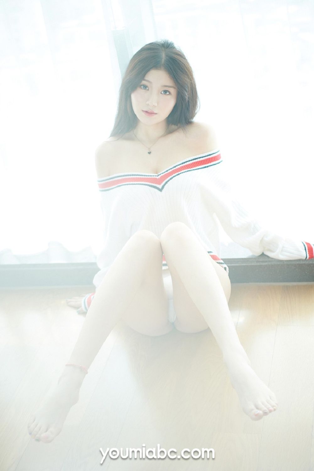美女模特嫩嫩 - 白色丝袜+朦胧视觉妩媚写真