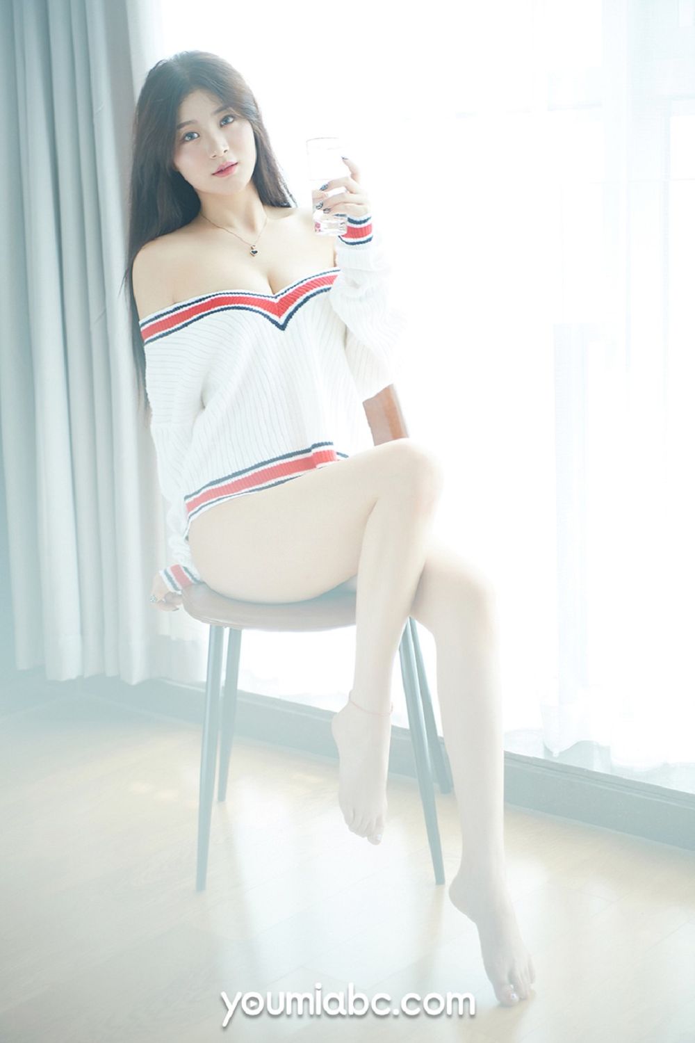 美女模特嫩嫩 - 白色丝袜+朦胧视觉妩媚写真