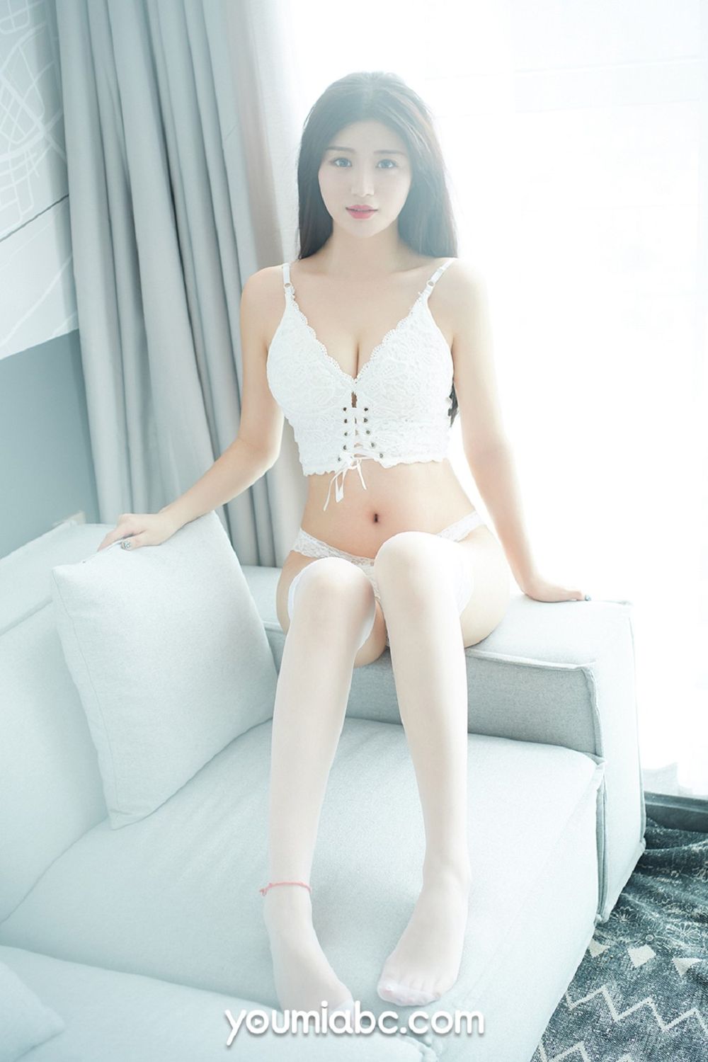 美女模特嫩嫩 - 白色丝袜+朦胧视觉妩媚写真