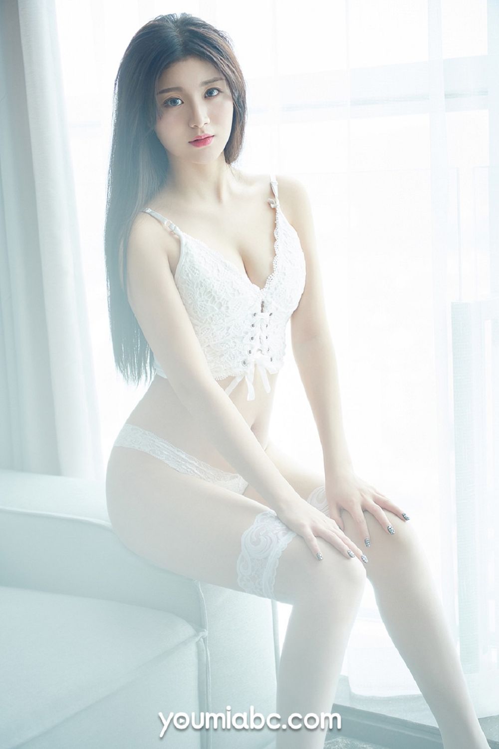美女模特嫩嫩 - 白色丝袜+朦胧视觉妩媚写真