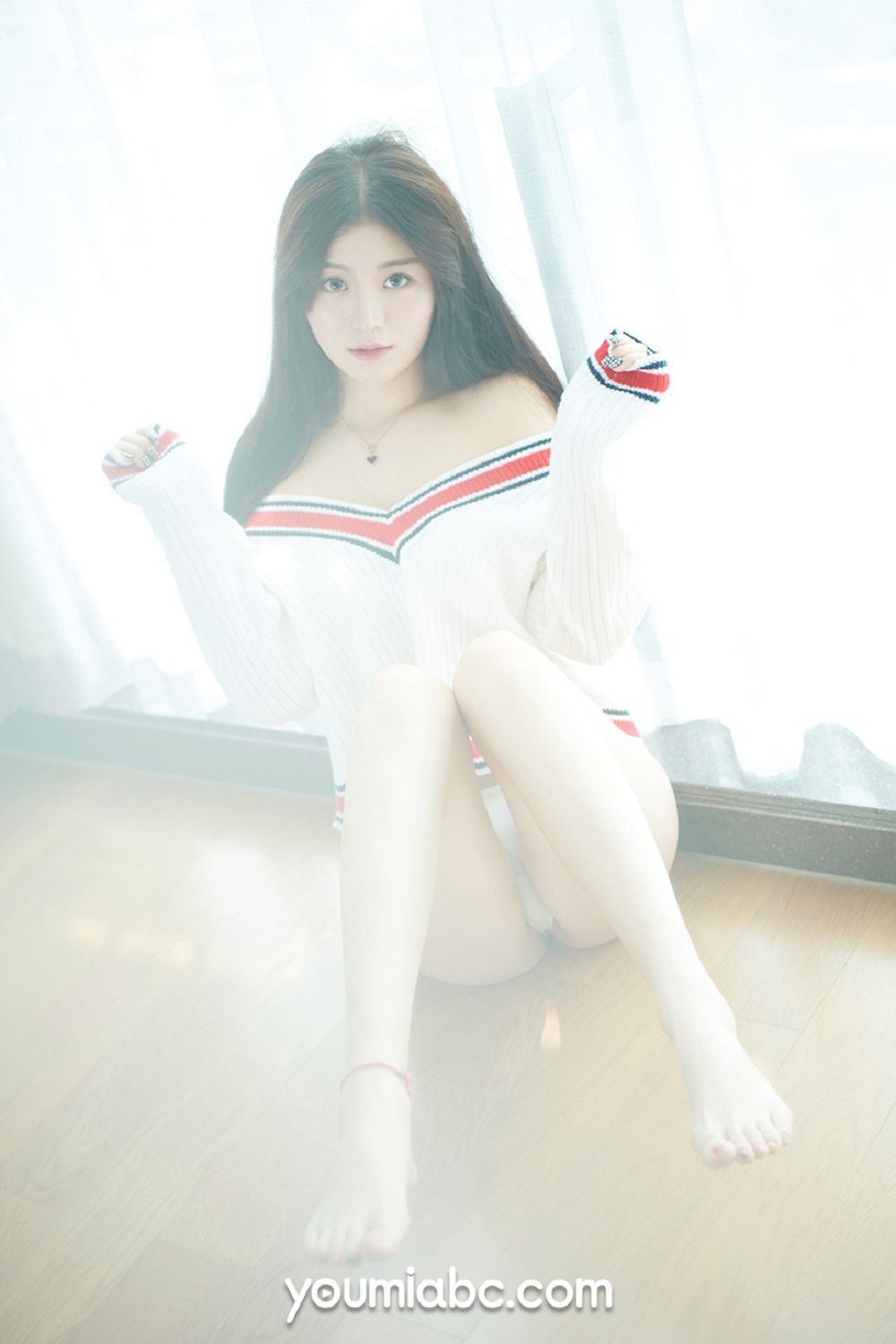 美女模特嫩嫩 - 白色丝袜+朦胧视觉妩媚写真