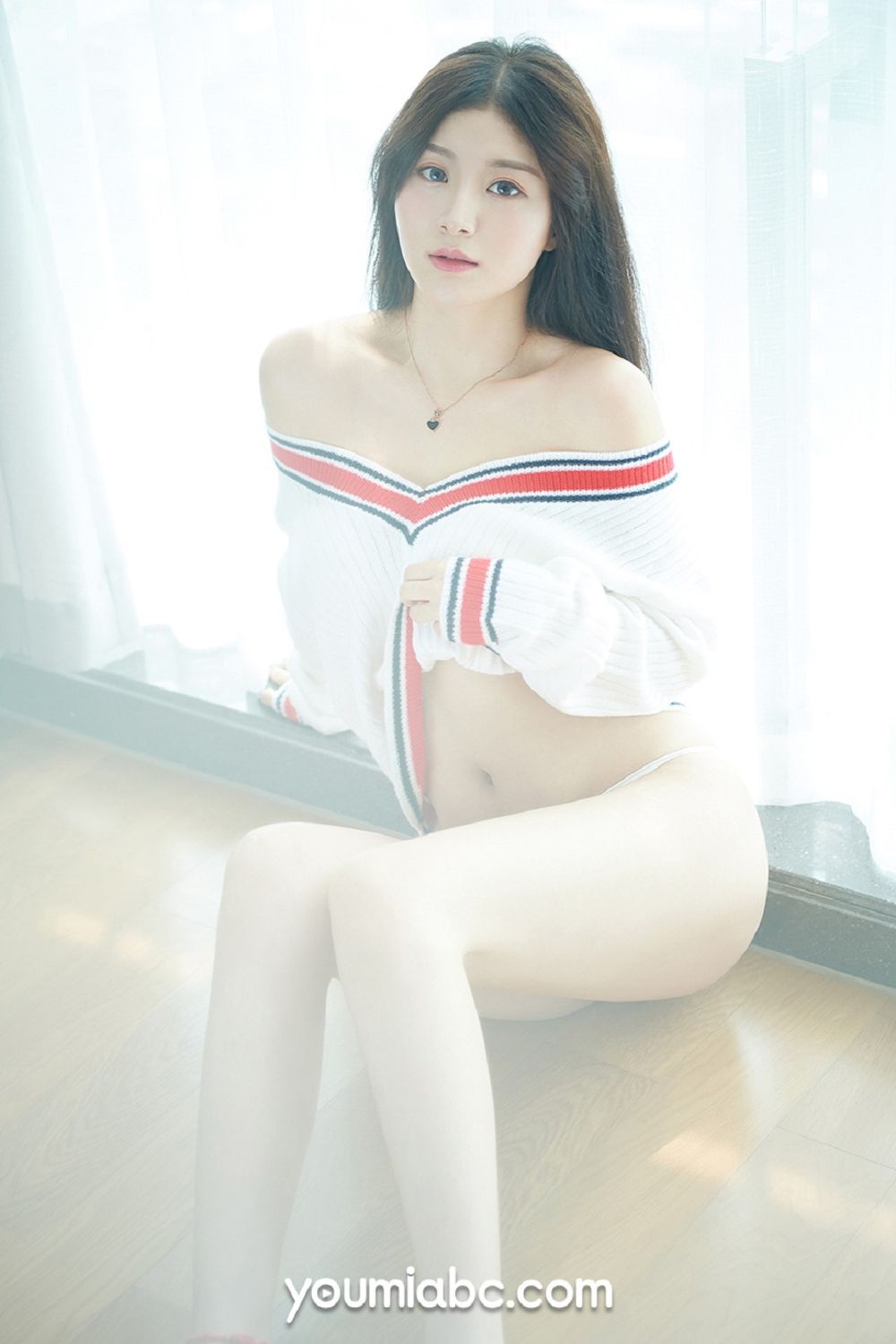 美女模特嫩嫩 - 白色丝袜+朦胧视觉妩媚写真