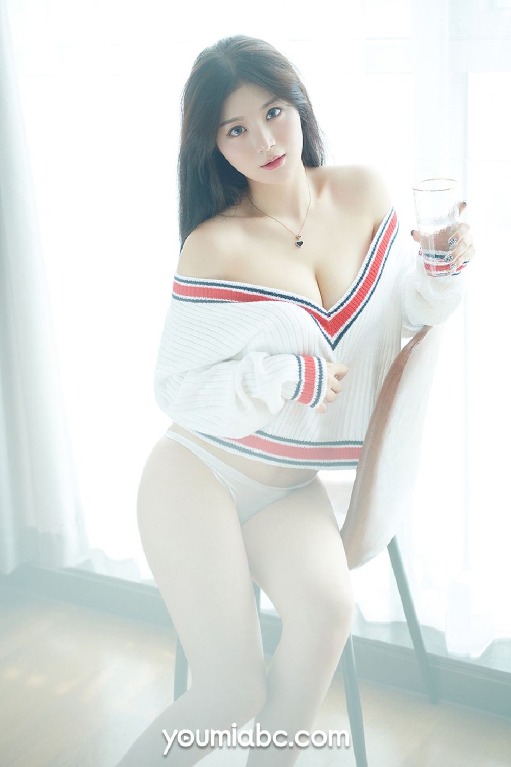 美女模特嫩嫩 - 白色丝袜+朦胧视觉妩媚写真