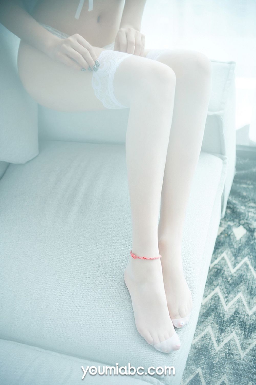 美女模特嫩嫩 - 白色丝袜+朦胧视觉妩媚写真