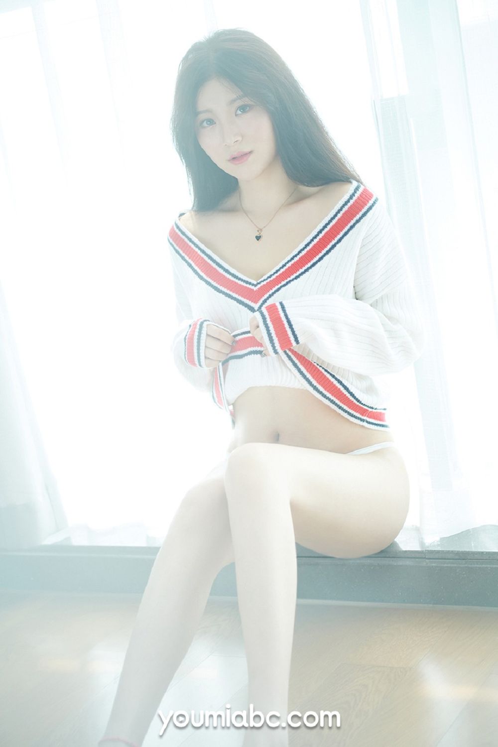 美女模特嫩嫩 - 白色丝袜+朦胧视觉妩媚写真