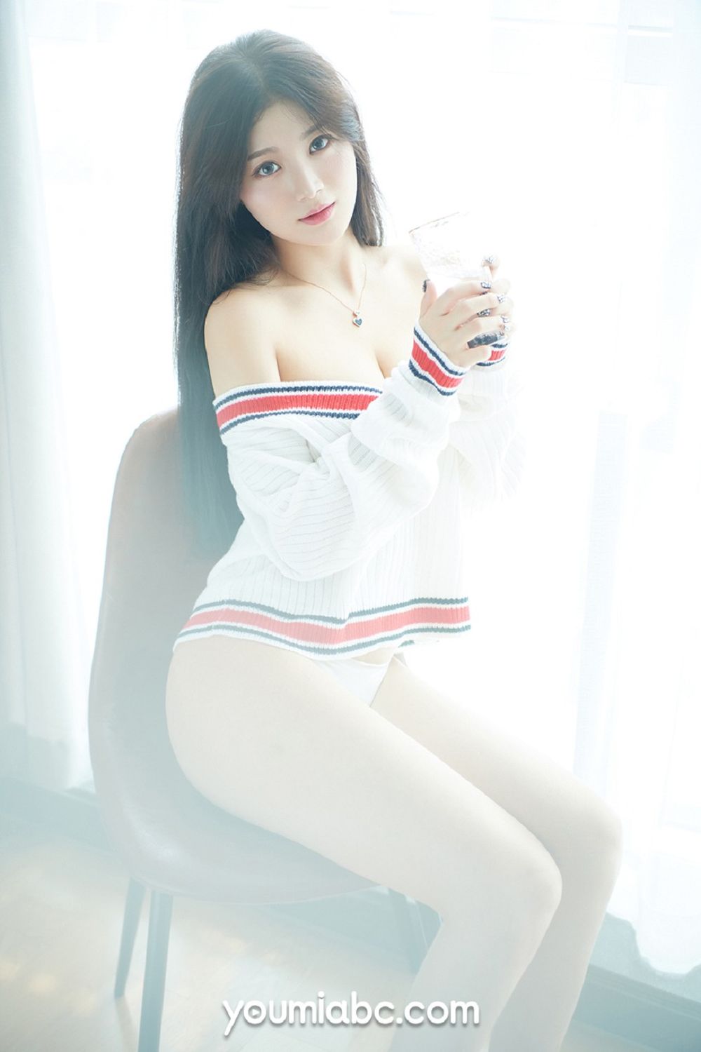美女模特嫩嫩 - 白色丝袜+朦胧视觉妩媚写真