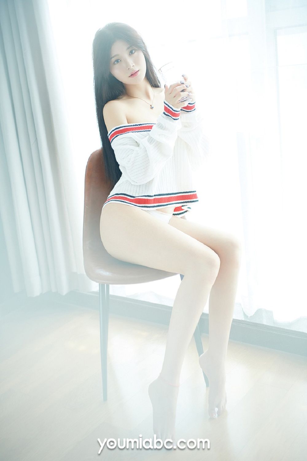 美女模特嫩嫩 - 白色丝袜+朦胧视觉妩媚写真