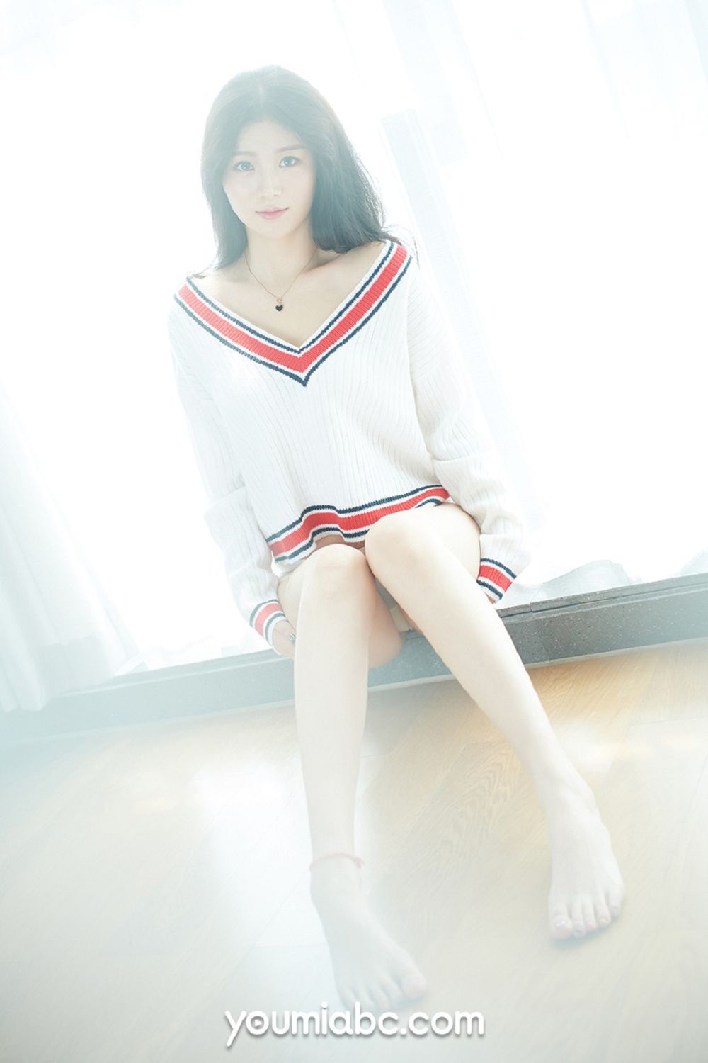 美女模特嫩嫩 - 白色丝袜+朦胧视觉妩媚写真