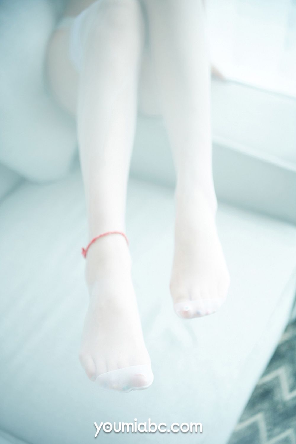 美女模特嫩嫩 - 白色丝袜+朦胧视觉妩媚写真