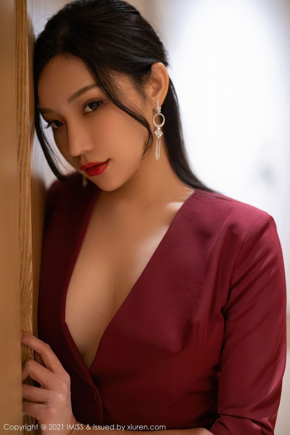 性感女神小狐狸Kathryn - 猩红大衣与魅惑黑丝极致写真