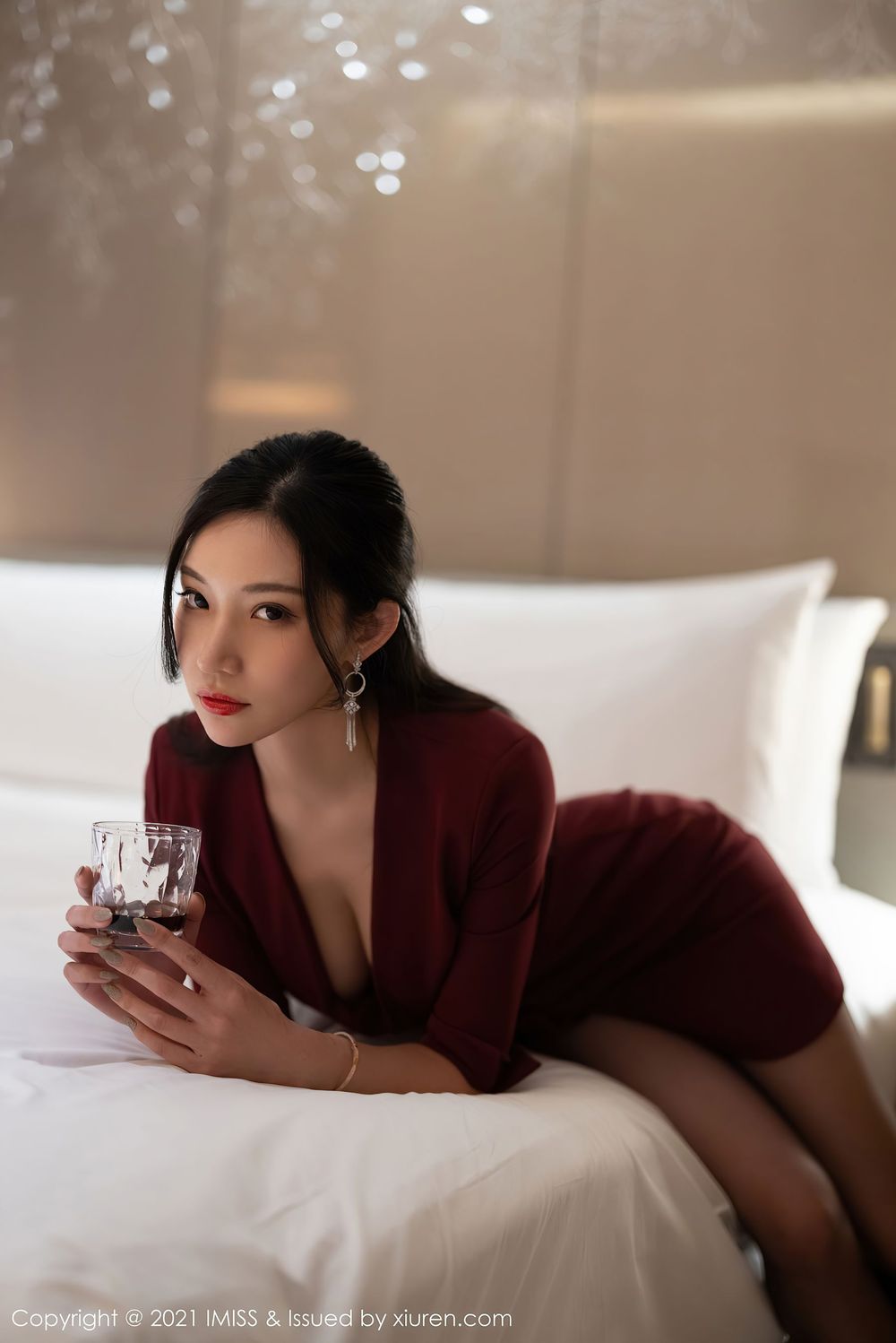 性感女神小狐狸Kathryn - 猩红大衣与魅惑黑丝极致写真
