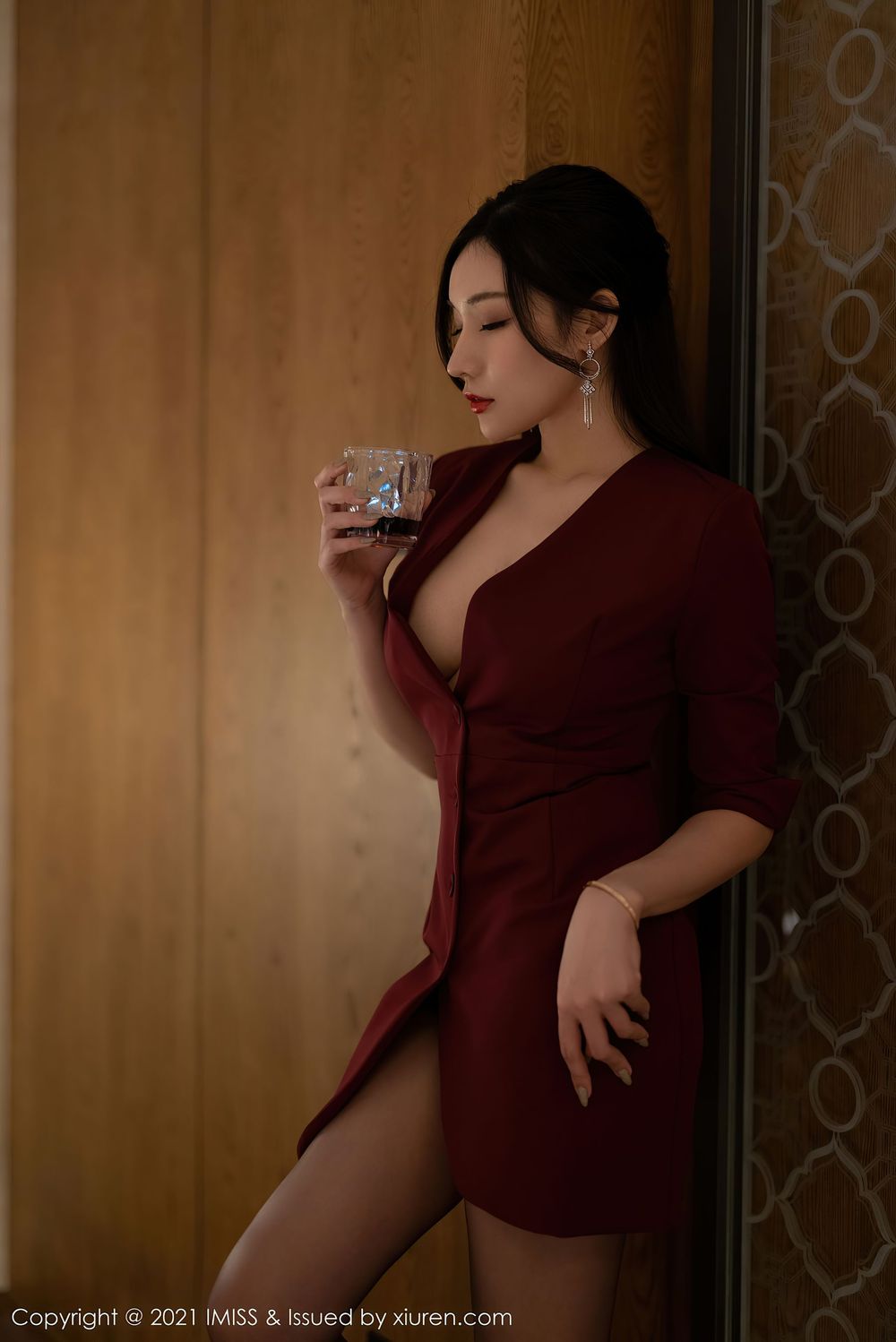 性感女神小狐狸Kathryn - 猩红大衣与魅惑黑丝极致写真