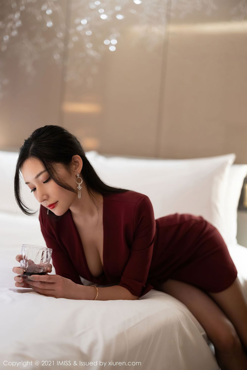 性感女神小狐狸Kathryn - 猩红大衣与魅惑黑丝极致写真