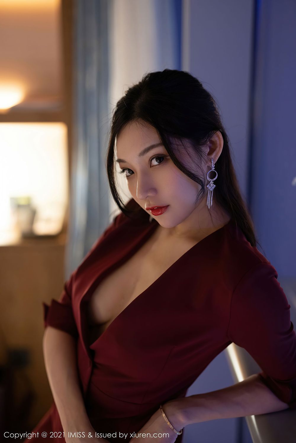 性感女神小狐狸Kathryn - 猩红大衣与魅惑黑丝极致写真