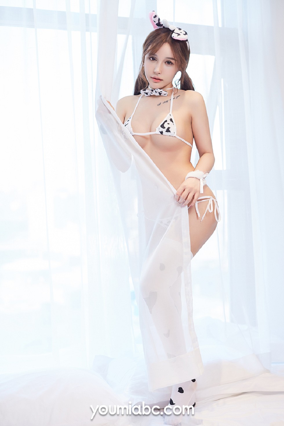 美女嫩模可可 - 白色高叉连体衣+奶牛内衣诱惑写真