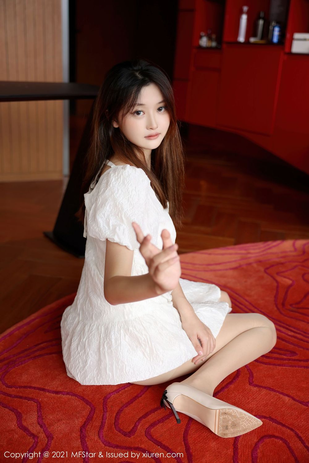 新人模特苏西-susie 洁白白裙+朦胧丝袜第二套写真