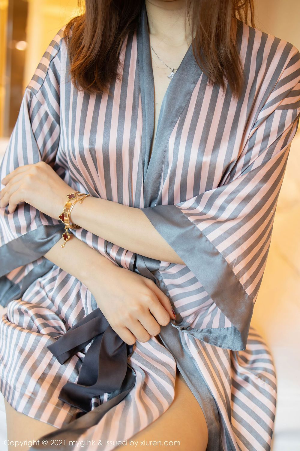 性感女神Carina梦绮 - 修长美腿+轻透睡衣浅裹写真