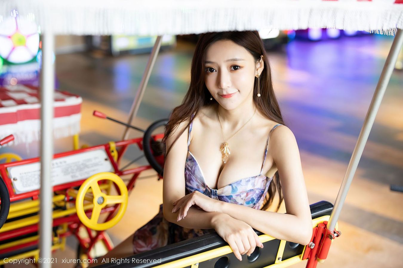 性感女神王馨瑶yanni - 碎花裙街拍系列娇柔写真
