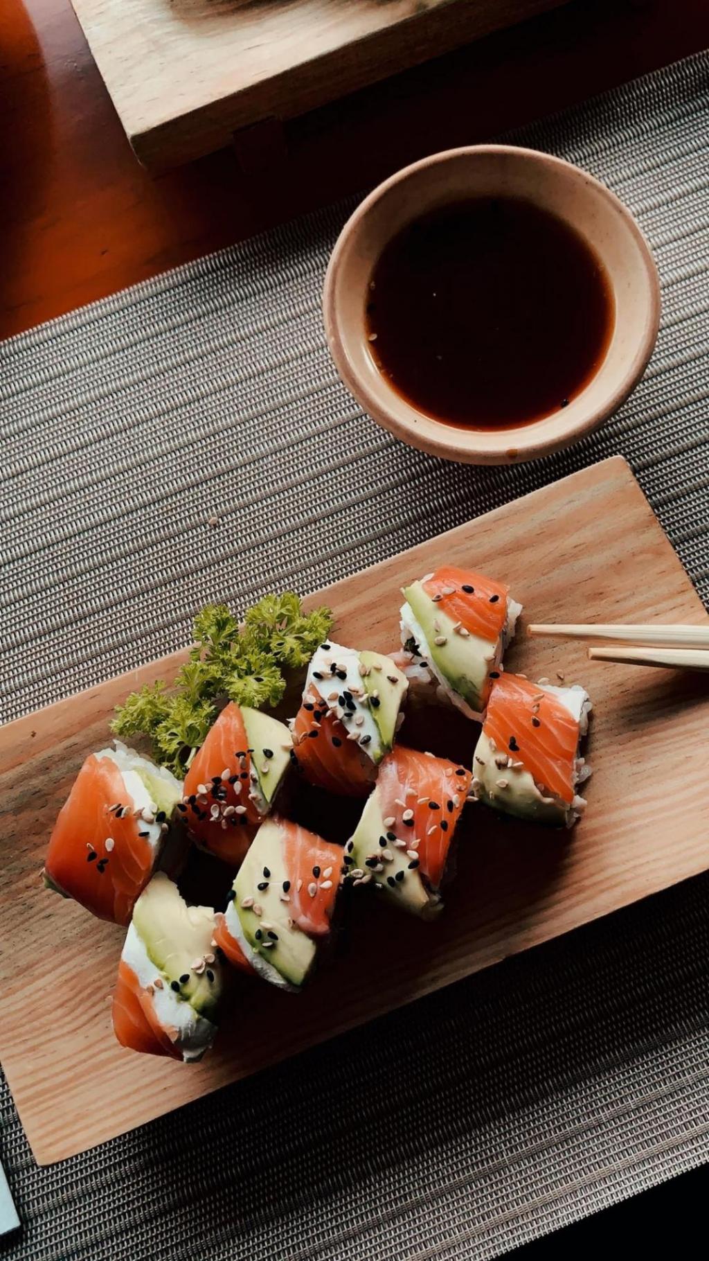 美味的日式料理三文鱼寿司手机壁纸