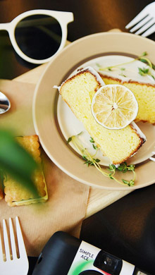 精致餐盘摆上香甜可口的柠檬面包让人胃口大开