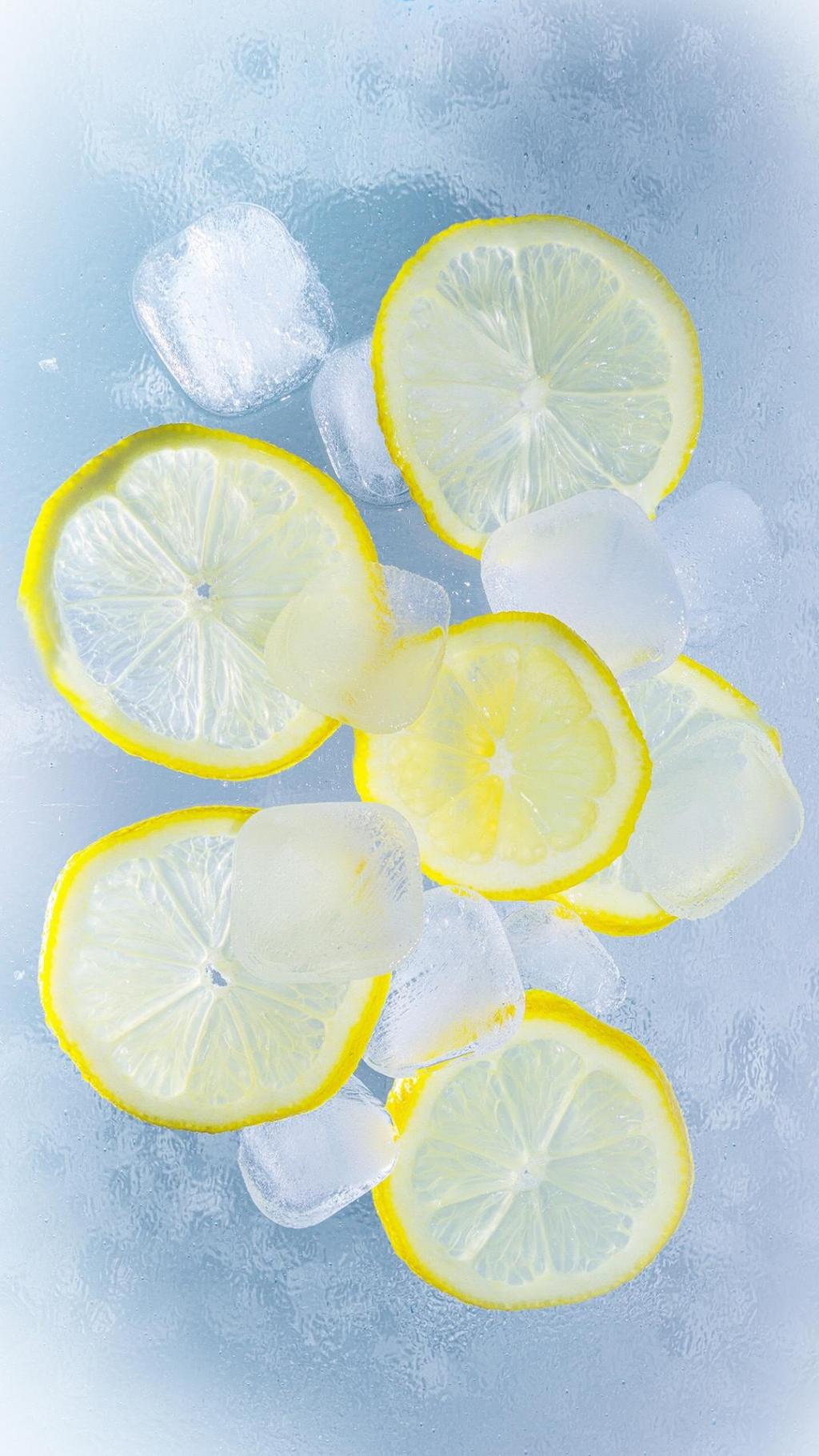 明黄色的柠檬薄片与白色半透明的冰块清爽冷饮壁纸