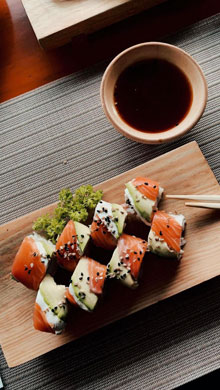 美味的日式料理三文鱼寿司手机壁纸