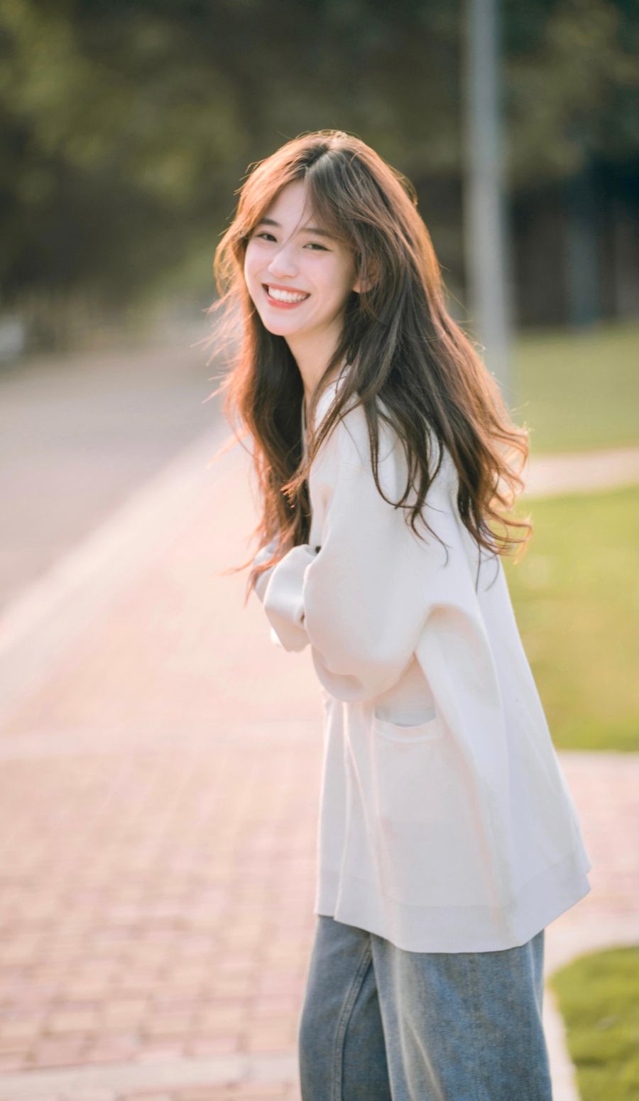 阳光美女户外露出洁白牙齿